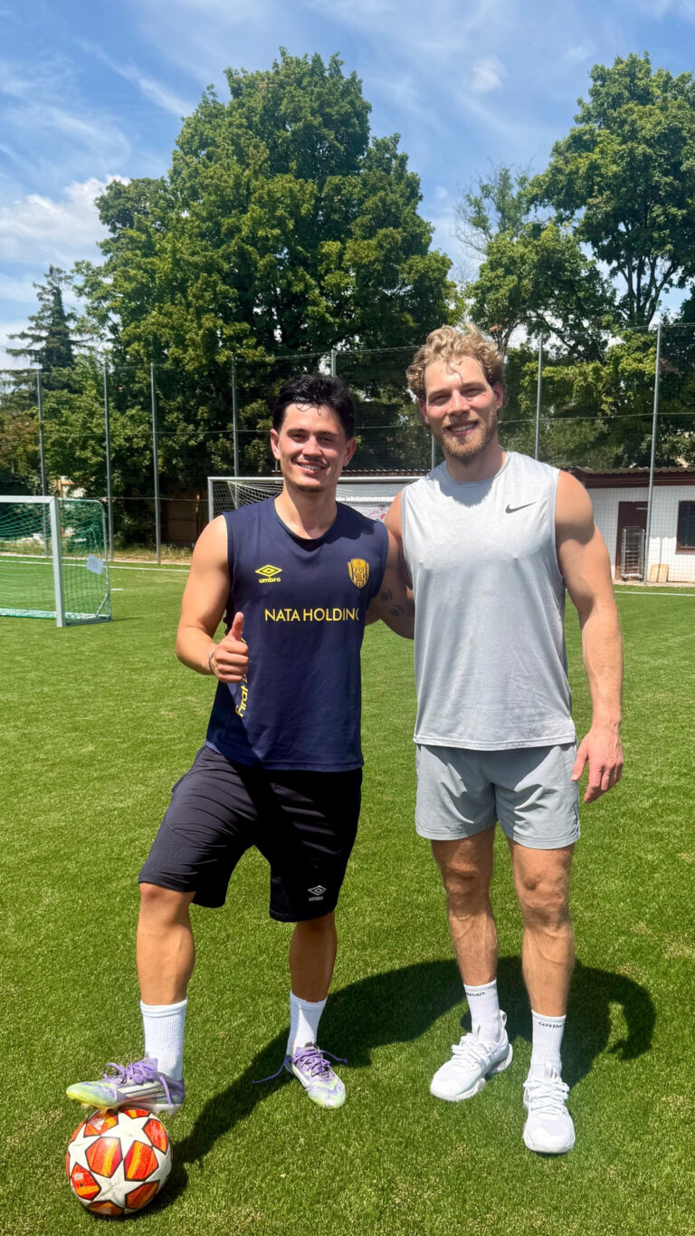 Patrick Peter mit einem Fußballspieler nach dem Training