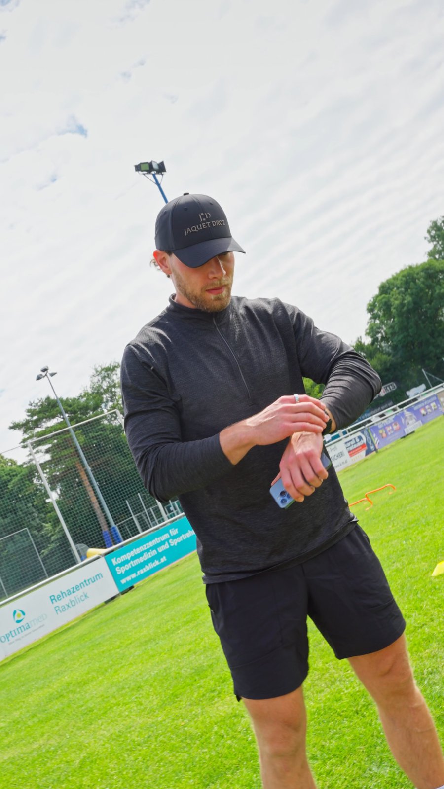 Patrick Peter beim Athletiktraining auf dem Fußballplatz